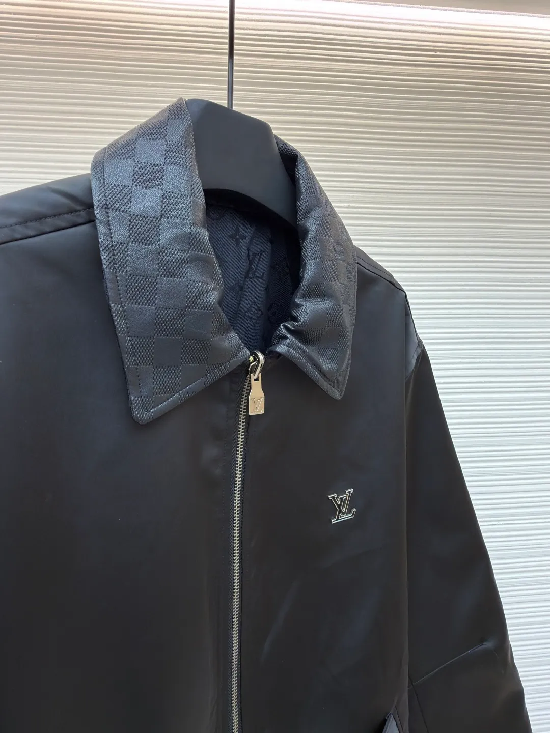 LOUIS VUITTON Reversible Tunic Jacket ●Original version: 25800 purchase and development ●Item number: 1681139-C10 ●Fabric: polyester nylon fabric ●Technology: jacquard production ●Version: fitted version ●Weight: about 765 grams ●Size: S-M-L-XL ●Description: Solid color satin + classic Der decoration , full of satin luster, paired with the iconic pattern of jacquard texture on the leather collar, retro and modern, with metal initials embellishment on the chest, low-key but sharp, full of aura! Side B: iconic jacquard woven Monogram pattern, on a black base, the same color Monogram jacquard is low-key and luxurious, the delicate texture instantly enhances the sense of luxury, and the control of details is ecstatic! Zipper closure + black pearl-effect button pockets: a perfect fusion of practicality and aesthetics, with a full sense of ritual. Solid color pockets with flaps on both sides + solid metal details: a collision of retro and futuristic styles, making it a blockbuster at any time. Two large jacquard textured side pockets on the other side: both practicality and design, concave shape artifact ~ double-sided life, switch at will. A-side debut: with silk long skirt +, satin gloss + metal logo, instantly transform into a party king, B-side out: matching + White shoes, classic Monogram blessing, retro casual style. This kind of design that combines classicity and innovation to the extreme can’t be mistaken when you close your eyes! The overall wiring is straight and delicate, the fabric is comfortable and soft, and the color is consistent without color difference. It can be matched with the same style to create a fashionable look and control various occasions. Customized accessories, complete with three standards, same style for men and women!
